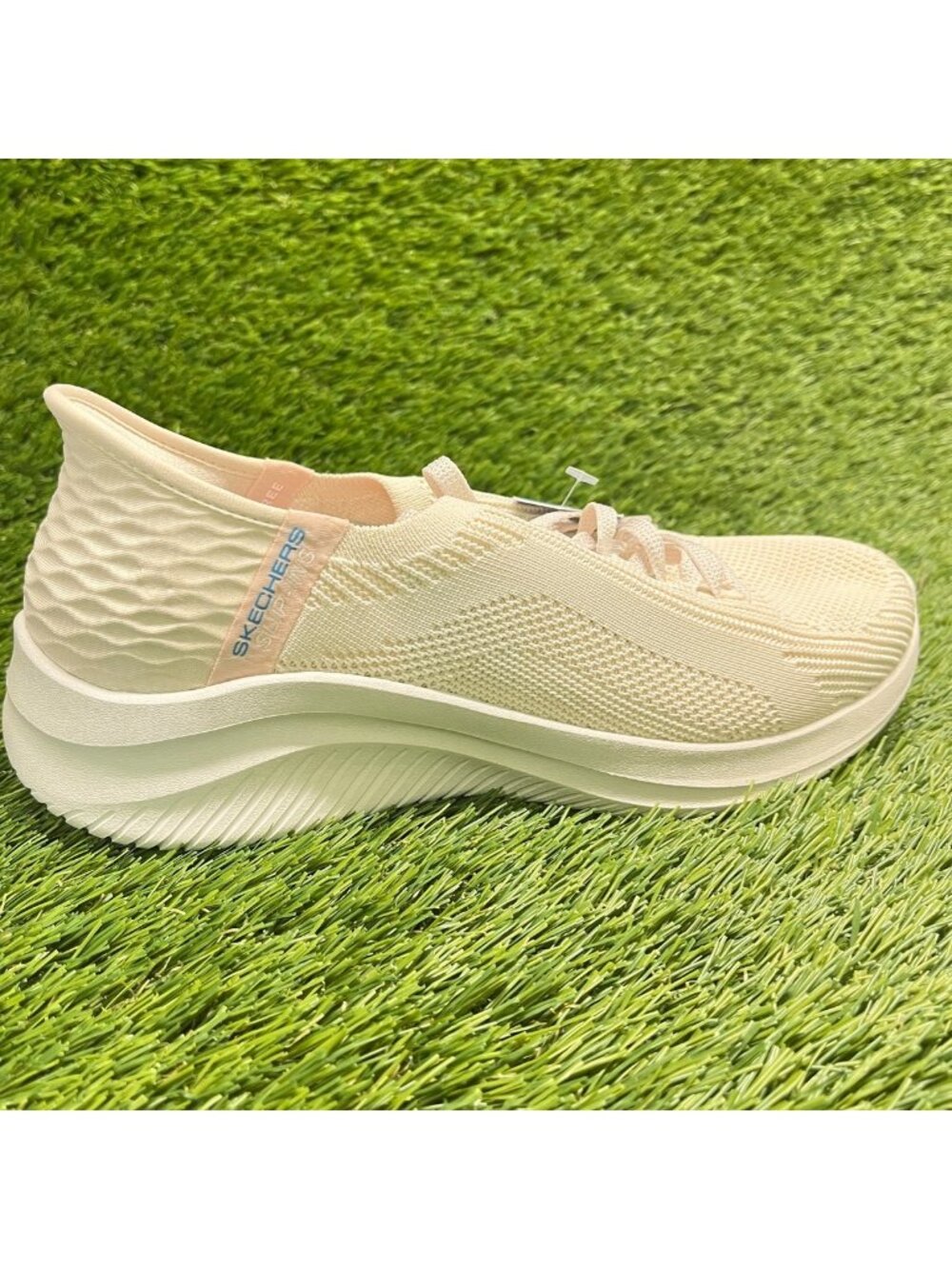 Skechers Ultra Flex 3.0 Brilliant Womens Size 6.5 Cream Athletic Shoes Sneakers